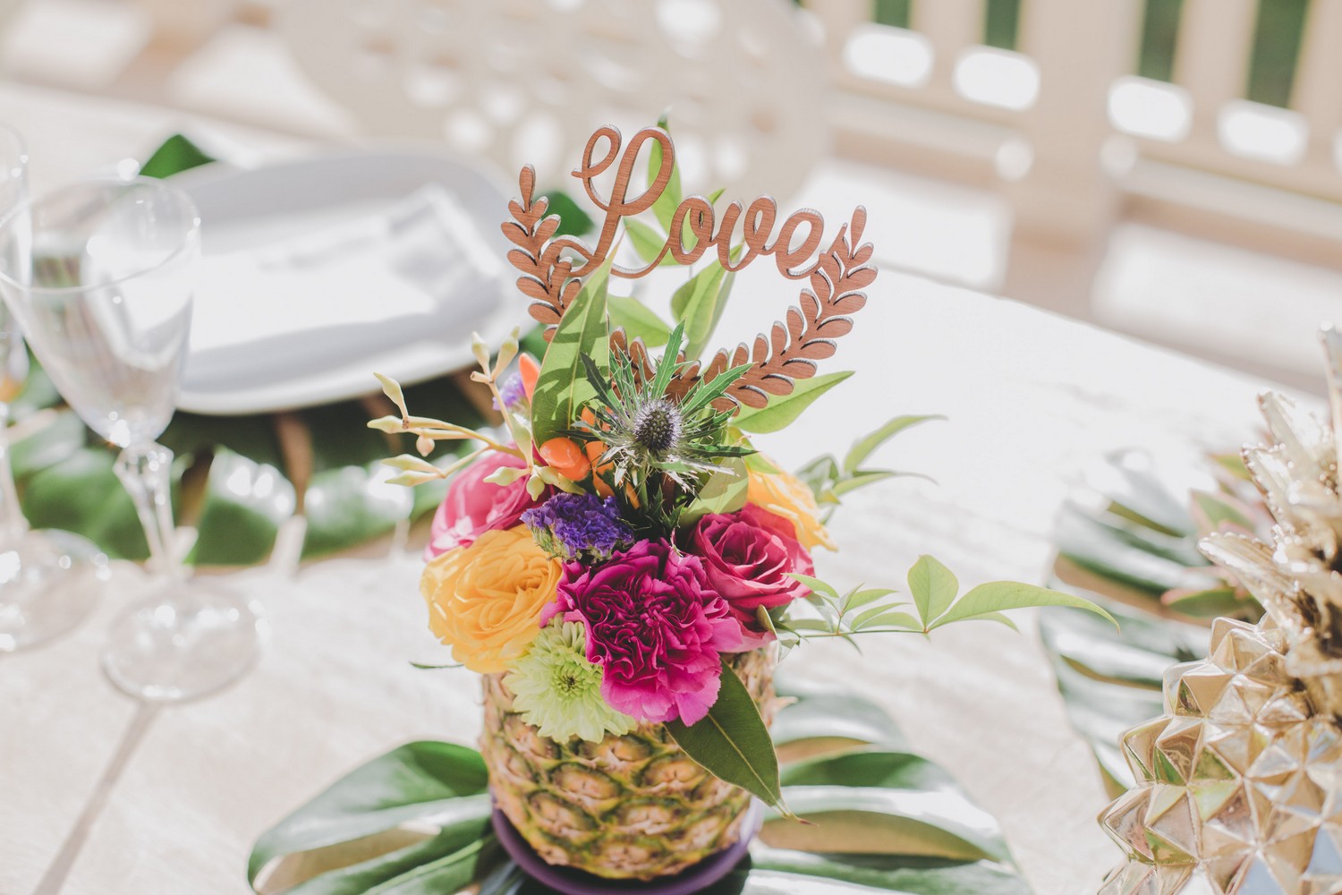 Décoration de table tropicale avec un ananas