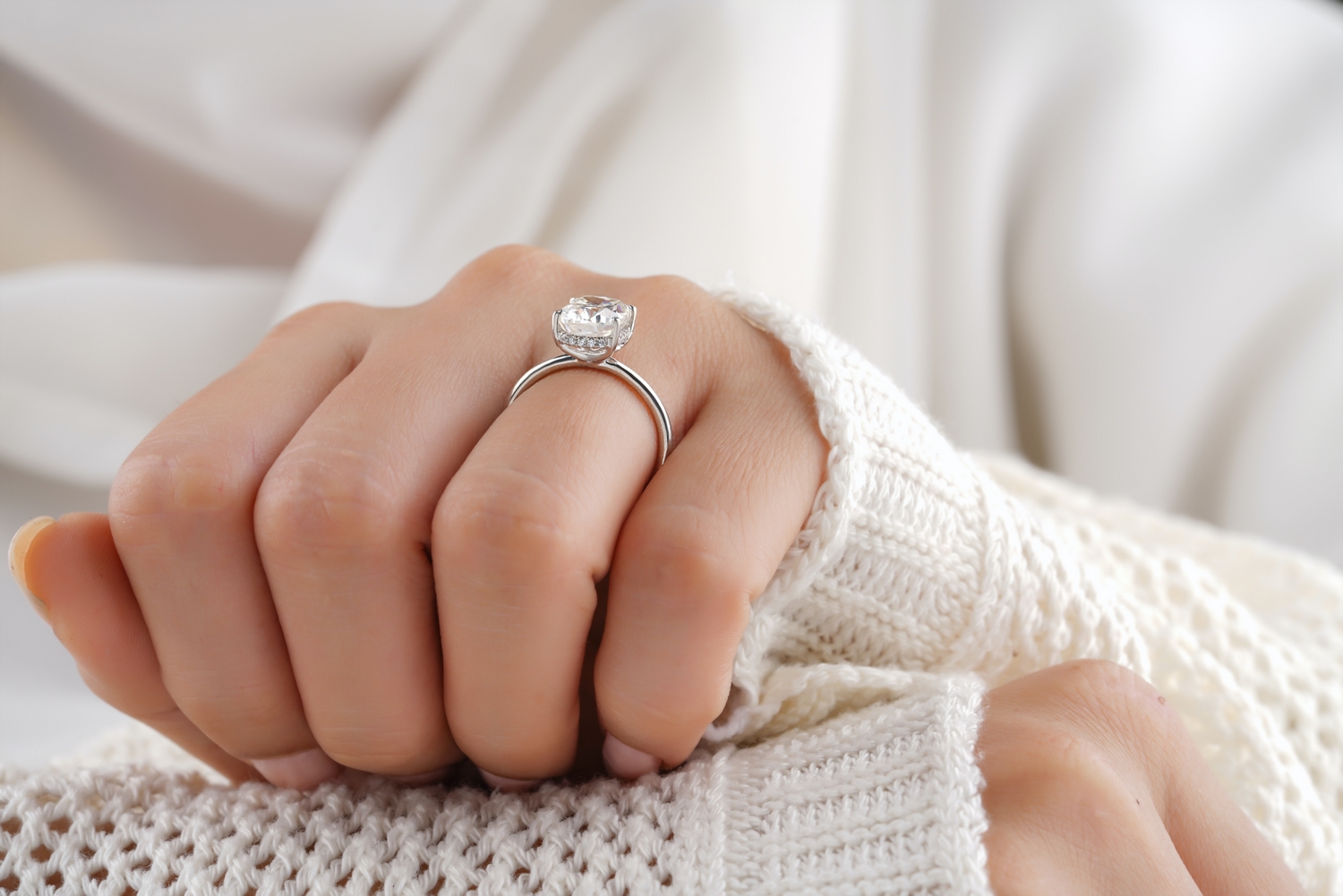 Les secrets pour mettre en valeur votre bague de fiançailles – La Sœur de  la Mariée