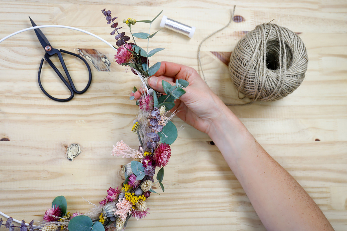 atelier-couronne-fleurs-sechees-evjf-atelier-rose-pivoine