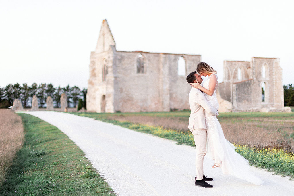 mariage élégant en noir et blanc dans une abbaye sur l'île de Ré
