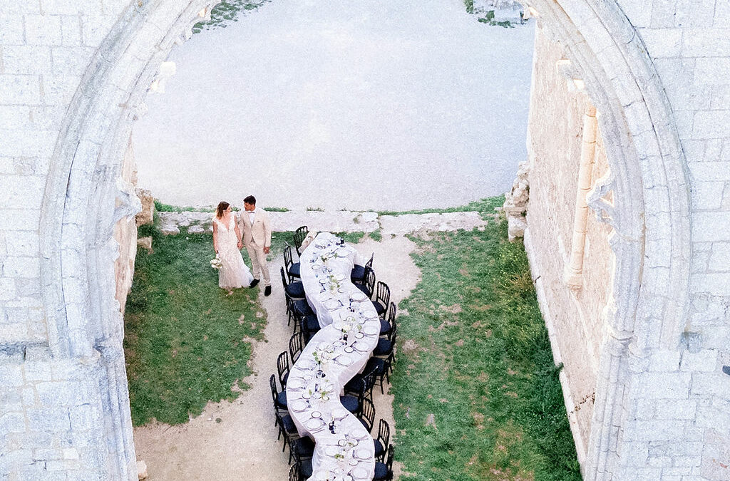 Elégance intemporelle pour un mariage près d’une abbaye sur l’île de Ré