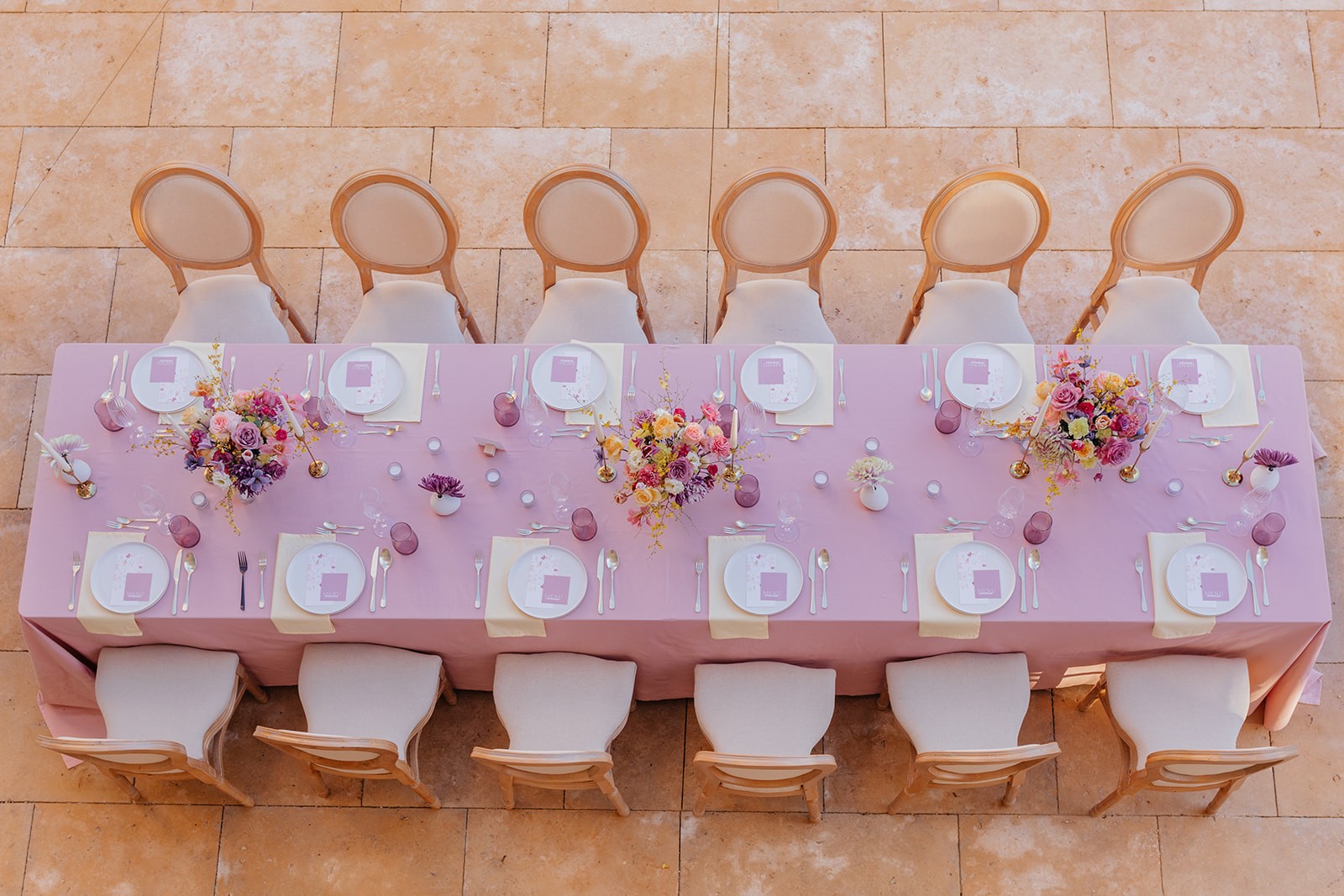 décoration-de-table-mariage-coloré-et-chic-a-avignon