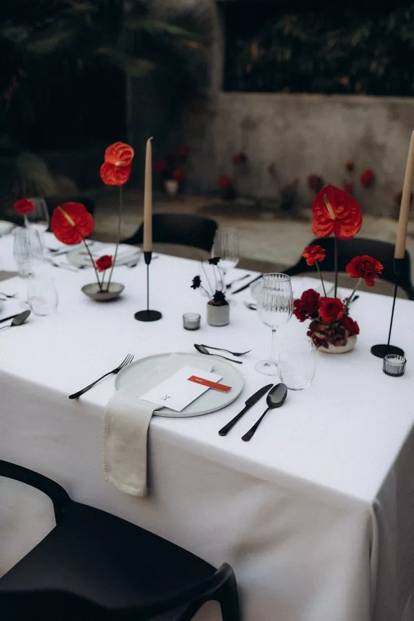 decoration-de-table-mariage-rouge-noir-chic-delamourdanslair-Mathildebphotography